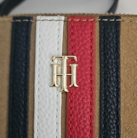 Tommy Hilfiger Element Camera Bag  Crossbody Light Brown Leather Embossed Logo - Picture 3 of 6